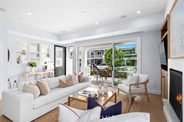 Detail Gallery Image 5 of 27 For 109 Onyx Ave, Newport Beach,  CA 92662 - 3 Beds | 4/1 Baths