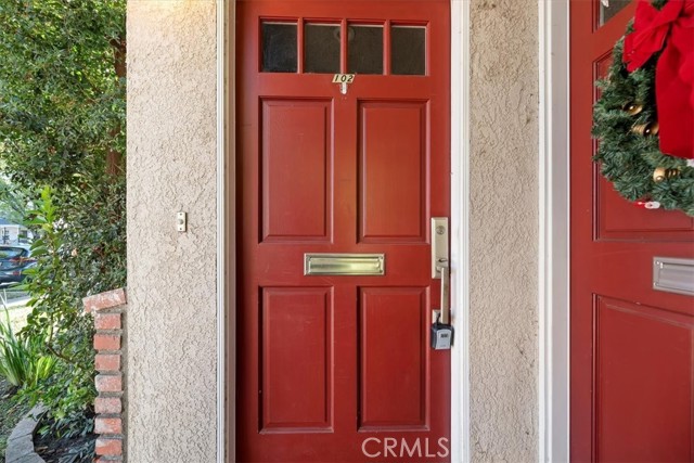 Detail Gallery Image 2 of 19 For 637 N. Fairview St #102,  Burbank,  CA 91505 - 3 Beds | 2/1 Baths