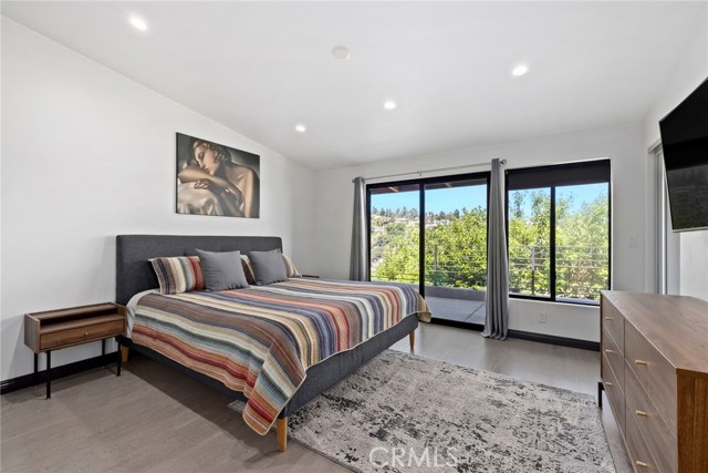 Detail Gallery Image 11 of 19 For 3655 Glenridge, Sherman Oaks,  CA 91423 - 3 Beds | 3 Baths