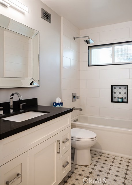 Guest bathroom with tub/shower and Brizo fixtures