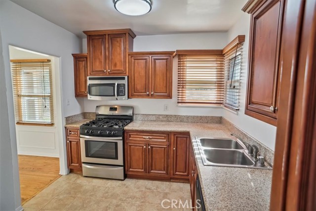 2026 N Evergreen Street, Burbank CA: https://media.crmls.org/medias/69a4f45b-25a4-4b73-839a-eaf4ef80ced2.jpg