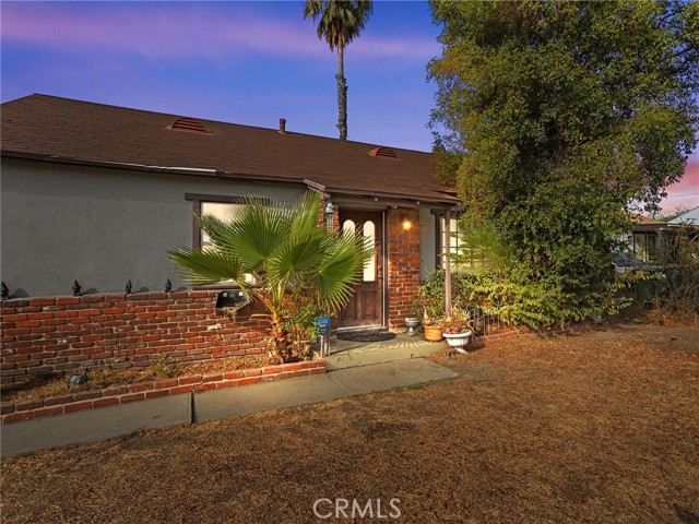 2215 N Brighton Street, Burbank CA: https://media.crmls.org/medias/69a7884d-0e1a-42b7-b6d4-a8a6f81603eb.jpg