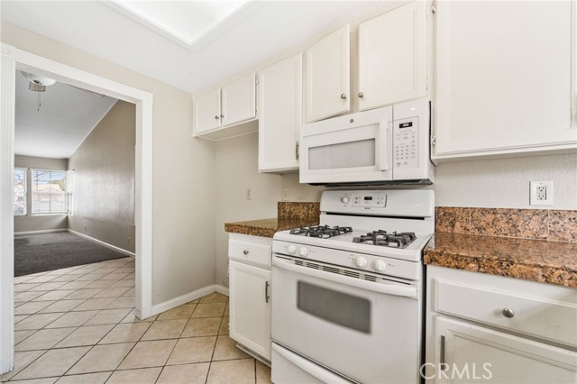 Detail Gallery Image 8 of 21 For 3075 Daniel Dr, Hemet,  CA 92545 - 4 Beds | 2 Baths