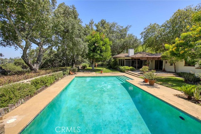 1075 Pine Oak Lane, Pasadena CA: https://media.crmls.org/medias/69ad0f51-9b48-4910-80a3-d5c5f5f45bec.jpg