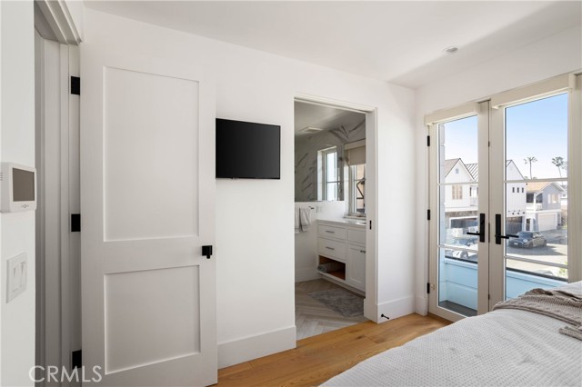 Detail Gallery Image 21 of 65 For 400 40th Street, Newport Beach,  CA 92663 - 7 Beds | 6/2 Baths