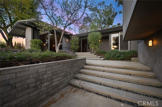 Detail Gallery Image 36 of 51 For 4750 Poe Ave, Woodland Hills,  CA 91364 - 4 Beds | 4 Baths