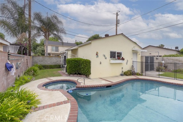 835 N Lincoln Street, Burbank CA: https://media.crmls.org/medias/69ae0895-3236-4410-958c-b3d6768fdace.jpg