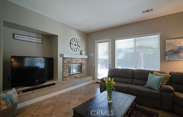 Detail Gallery Image 8 of 34 For 31961 Honeysuckle Cir, Winchester,  CA 92596 - 4 Beds | 3 Baths