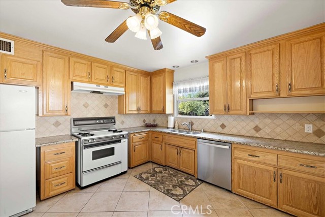 Image 7 of 27 For 737 Charter Drive