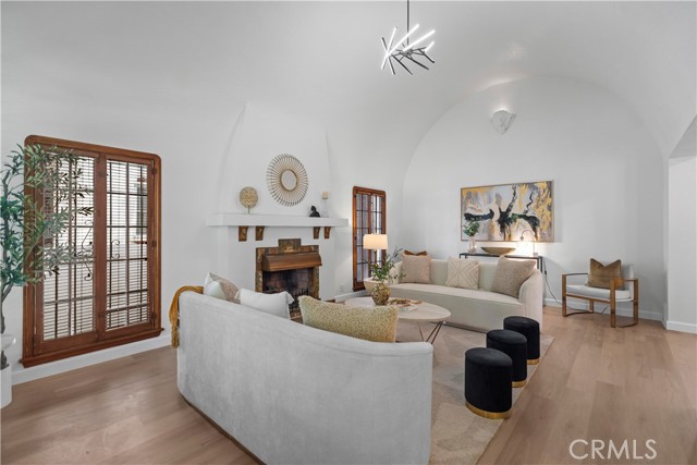 336 N Crescent Heights Boulevard, Los Angeles CA: https://media.crmls.org/medias/69b01619-8798-49f2-b9d0-baa4d5acc984.jpg