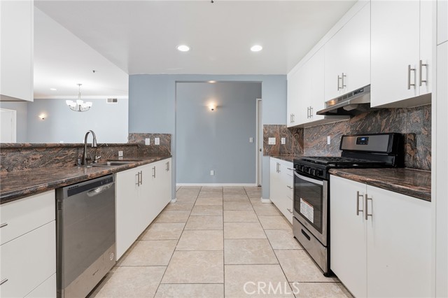 Detail Gallery Image 8 of 48 For 5350 White Oak Ave #413,  Encino,  CA 91316 - 2 Beds | 2 Baths