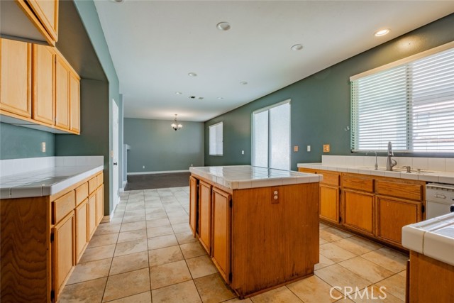 Detail Gallery Image 14 of 36 For 6349 Catania Ct, Palmdale,  CA 93552 - 6 Beds | 2/1 Baths