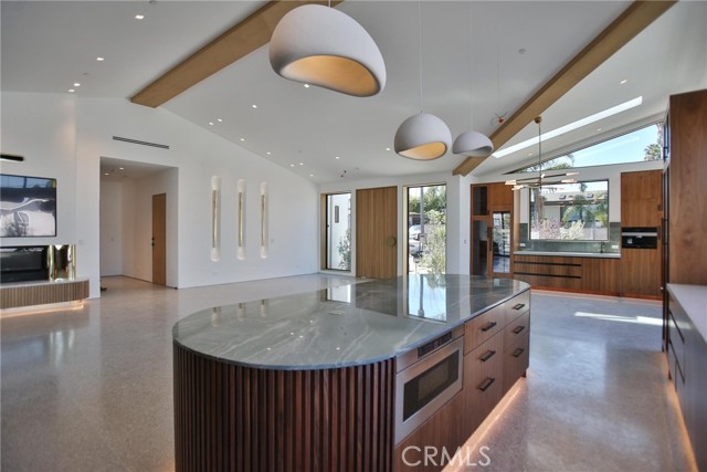 Detail Gallery Image 11 of 64 For 2398 Redlands Dr, Newport Beach,  CA 92660 - 5 Beds | 5/1 Baths