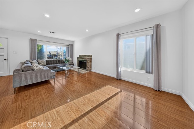 11407 Delano photo 32