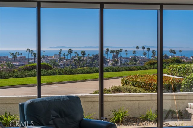 Detail Gallery Image 3 of 70 For 230 Lille Lane #113,  Newport Beach,  CA 92663 - 3 Beds | 3 Baths