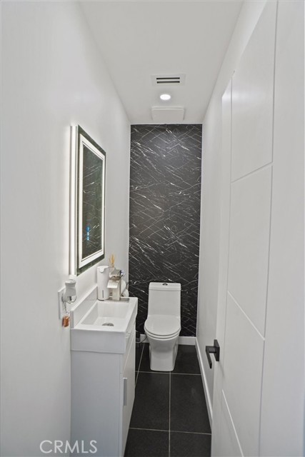 Detail Gallery Image 7 of 16 For 7409 Irvine Dr, North Hollywood,  CA 91605 - 4 Beds | 2/1 Baths