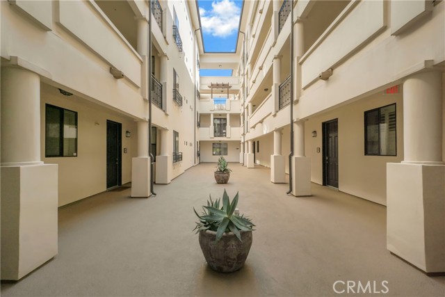 Detail Gallery Image 3 of 26 For 4724 Kester Ave #406,  Sherman Oaks,  CA 91403 - 2 Beds | 2 Baths