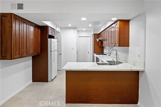 Detail Gallery Image 11 of 18 For 24 Lancewood Way, Irvine,  CA 92612 - 3 Beds | 3 Baths