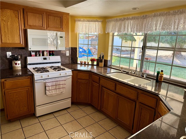 Detail Gallery Image 9 of 25 For 14372 Woodland Dr, Victorville,  CA 92395 - 3 Beds | 2 Baths