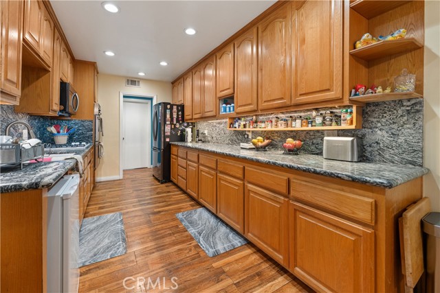 Detail Gallery Image 19 of 28 For 19160 Ingomar St, –,  CA 91335 - 2 Beds | 2 Baths