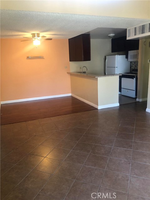 Detail Gallery Image 2 of 12 For 8601 International Ave #236,  Canoga Park,  CA 91304 - 2 Beds | 1 Baths