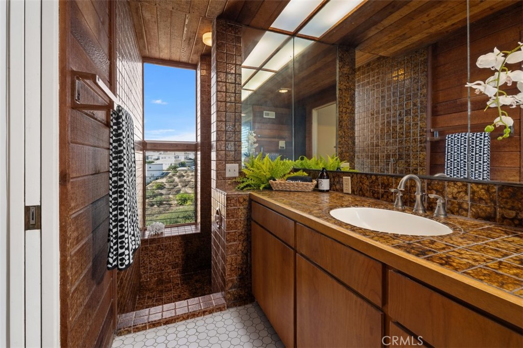 https://media.crmls.org/medias/69c80bd9-cf35-4591-9f23-a41deed0c79e.jpg?preset=X-Large