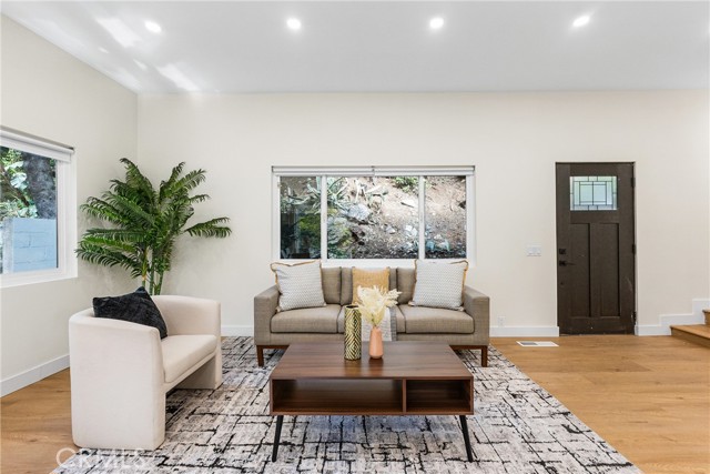 8010 Padre Lane, Los Angeles CA: https://media.crmls.org/medias/69c93436-4579-4708-82f0-1ebc982f0754.jpg