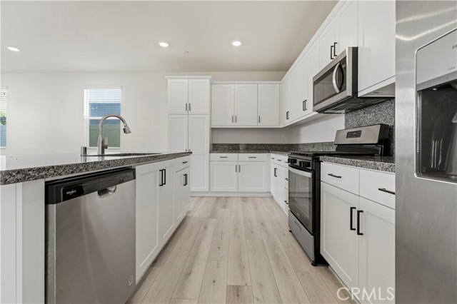 Detail Gallery Image 2 of 21 For 1796 Park Place Ln, Riverside,  CA 92501 - 3 Beds | 2/1 Baths