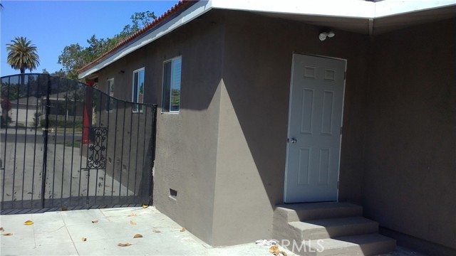 2420 Maine Avenue, Long Beach CA: https://media.crmls.org/medias/69caa532-e4a0-4629-b24d-965e2ecdb2cb.jpg