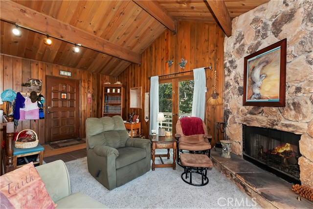 Detail Gallery Image 3 of 33 For 763 E Victoria Ct, Lake Arrowhead,  CA 92352 - 4 Beds | 2/1 Baths