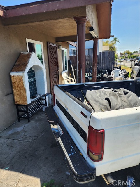 147 E 95th Street, Los Angeles CA: https://media.crmls.org/medias/69cc17b6-509a-4a83-ae27-0c6d298d8824.jpg