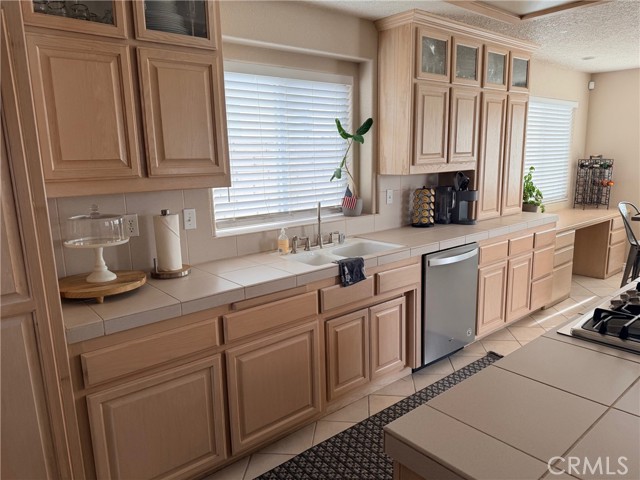 Detail Gallery Image 7 of 29 For 18285 Harbor Dr, Victorville,  CA 92395 - 5 Beds | 3 Baths