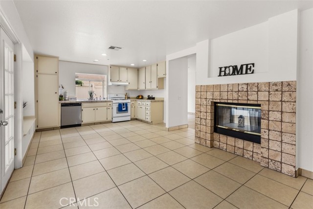 Detail Gallery Image 10 of 38 For 15767 San Roque Rd, Fontana,  CA 92337 - 4 Beds | 2/1 Baths