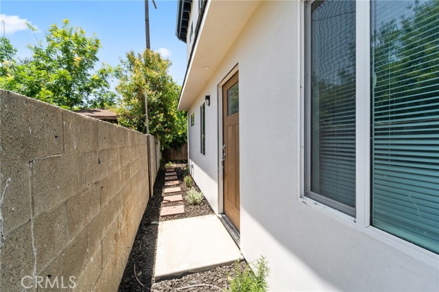 18656 Runnymede Street, Reseda CA: https://media.crmls.org/medias/69d050e5-4534-430d-aba3-a383b9490bf3.jpg