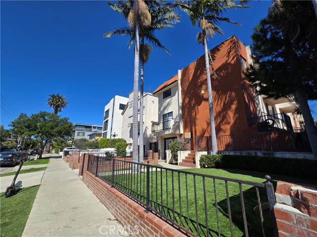 Detail Gallery Image 3 of 26 For 2440 Penmar Ave #2,  Venice,  CA 90291 - 3 Beds | 2/1 Baths