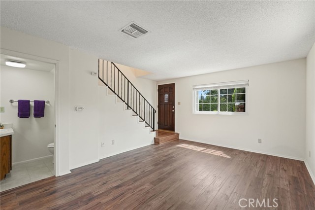 Detail Gallery Image 3 of 26 For 16015 Olympiad Ln #B,  Lake Balboa,  CA 91406 - 2 Beds | 1/1 Baths