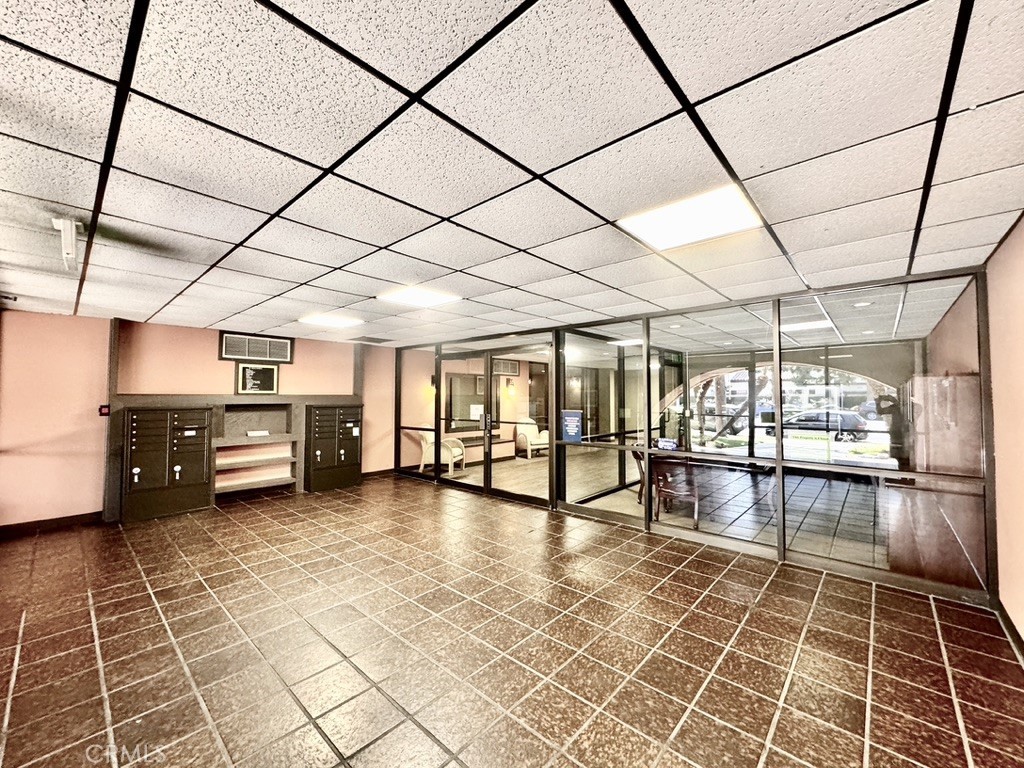 https://media.crmls.org/medias/69d65059-825c-45fa-a03e-68d62da996e4.jpg?preset=X-Large