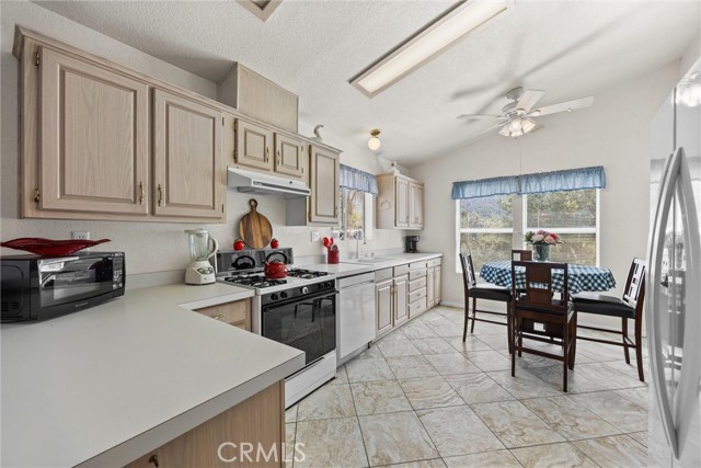 16713 Caribou Drive, Pine Mountain Club CA: https://media.crmls.org/medias/69d6bea6-3197-4e61-9e24-6de5f02c92f7.jpg