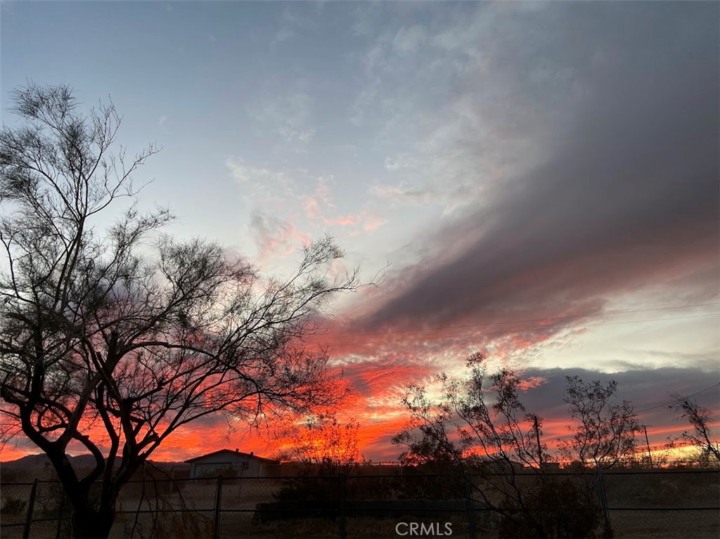 https://media.crmls.org/medias/69dd360e-c3ab-400b-8e4c-052b9c8cbcc3.jpg?preset=X-Large