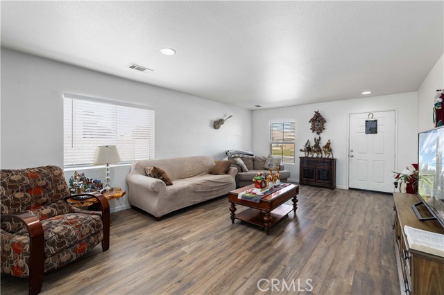 1810 E Jenner Street, Lancaster CA: https://media.crmls.org/medias/69ddff74-a45b-4498-94e4-87eab8cbe759.jpg