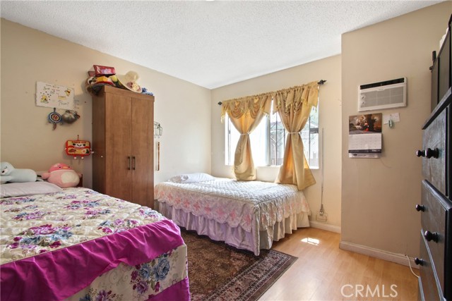 916 W 53rd ST Street, Los Angeles CA: https://media.crmls.org/medias/69e7cf1c-307b-4dd7-bd3a-27039141f167.jpg