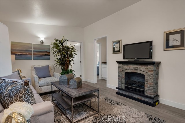 1048 Dexter Street, Los Angeles CA: https://media.crmls.org/medias/69e96f7a-10f8-4462-a865-eb946a2bf185.jpg