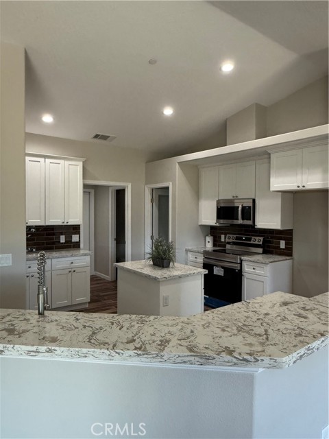 Detail Gallery Image 2 of 34 For 17995 Seaforth St, Hesperia,  CA 92345 - 4 Beds | 2/1 Baths