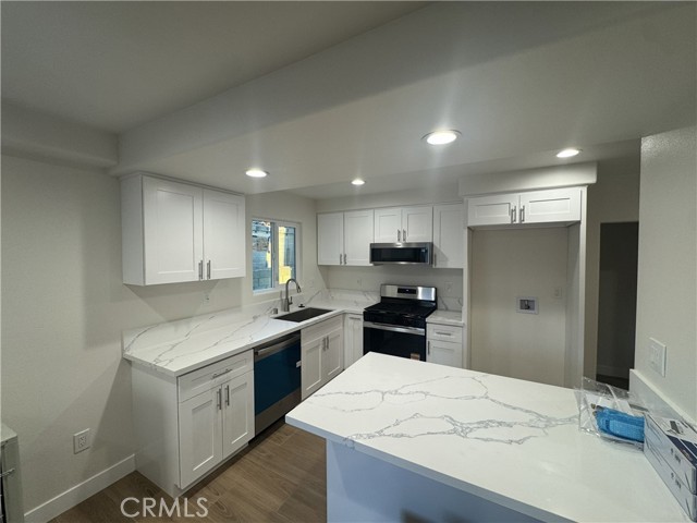 Detail Gallery Image 3 of 12 For 11624 208th, Lakewood,  CA 90715 - 3 Beds | 2 Baths