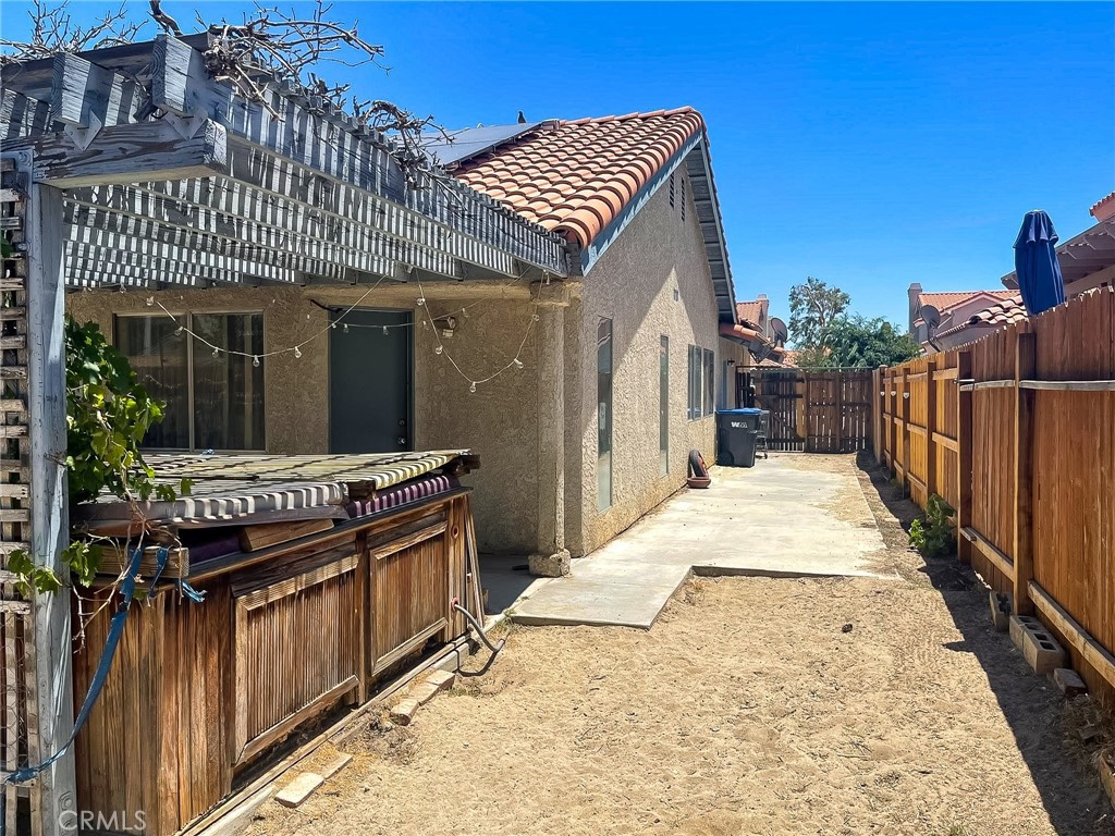 https://media.crmls.org/medias/69f69e6c-4b60-467a-96a7-1cf7e851b7b1.jpg?preset=X-Large