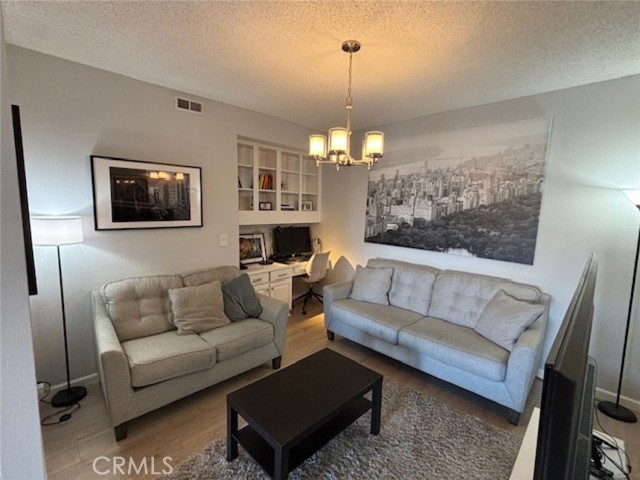 Detail Gallery Image 4 of 36 For 4430 Noble Ave #202,  Sherman Oaks,  CA 91403 - 2 Beds | 2 Baths