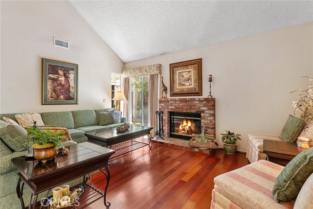 Detail Gallery Image 11 of 56 For 19852 Pandy Ct, Canyon Country,  CA 91351 - 3 Beds | 2/1 Baths