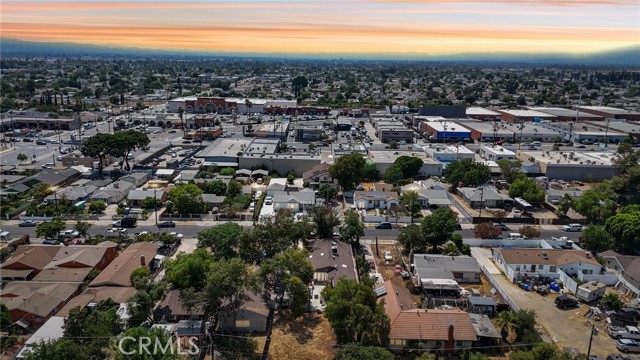 8040 Troost Avenue, North Hollywood CA: https://media.crmls.org/medias/69fc05df-f744-40f5-ab12-ad9f6a60c53f.jpg