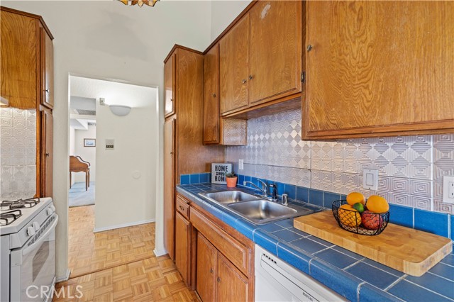 Detail Gallery Image 8 of 27 For 7439 Woodman Ave. #35,  Van Nuys,  CA 91405 - 2 Beds | 1 Baths