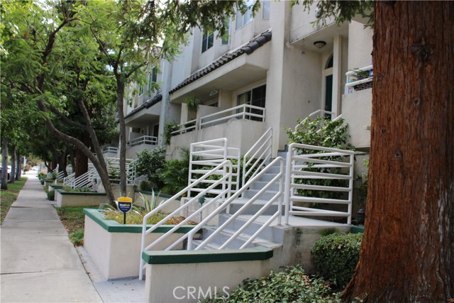 Detail Gallery Image 1 of 14 For 5145 Yarmouth, Encino,  CA 91436 - 2 Beds | 3 Baths